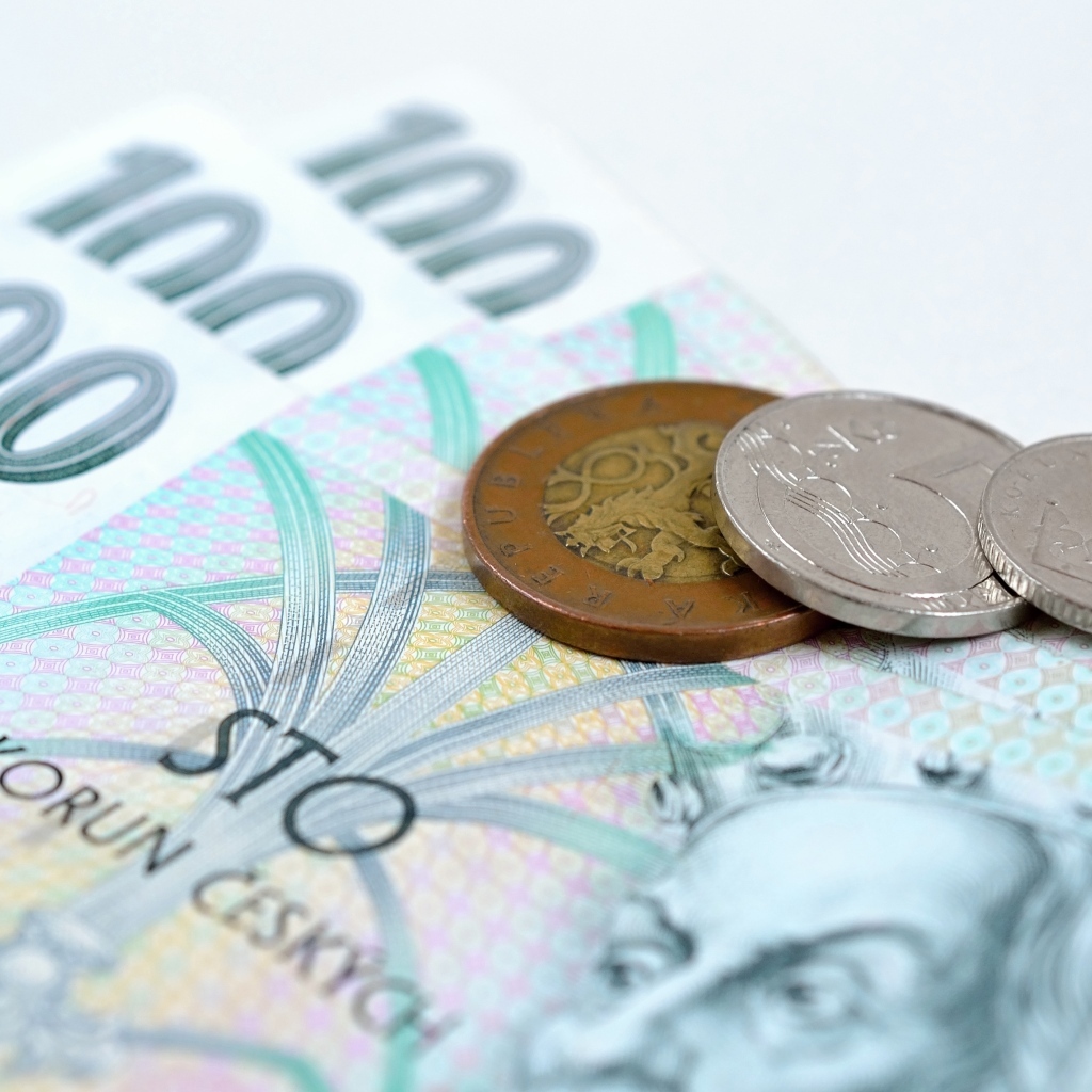 Купюры с монетами крупным планом