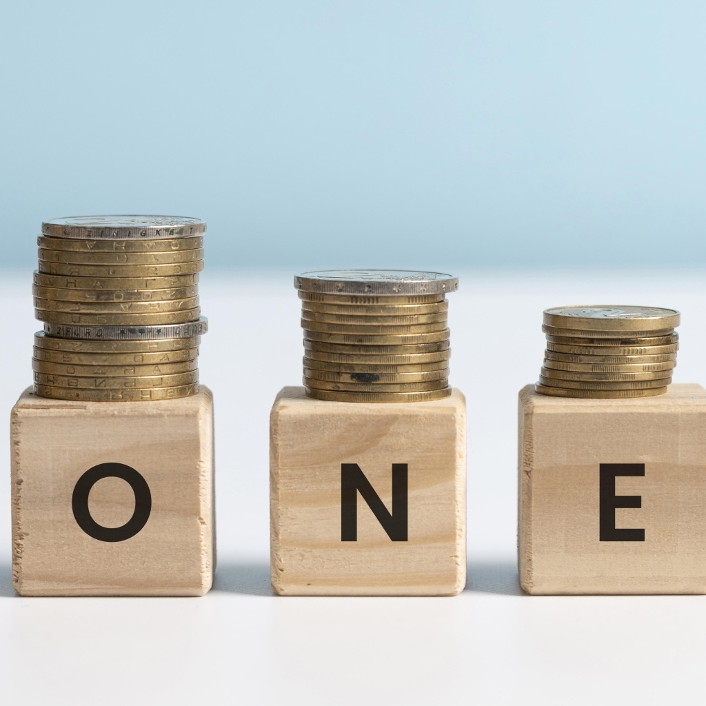 Кубики с золотыми монетами на голубом фоне