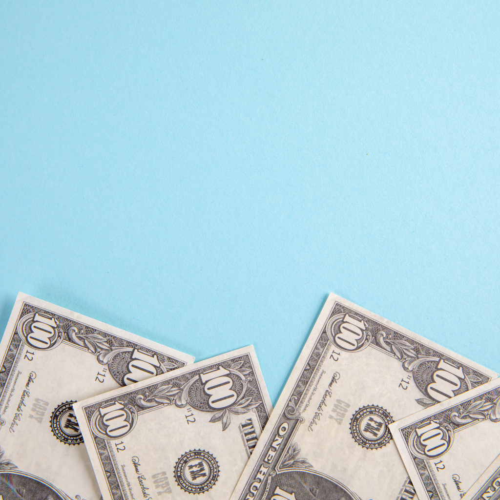 Банкноты доллары на голубом фоне