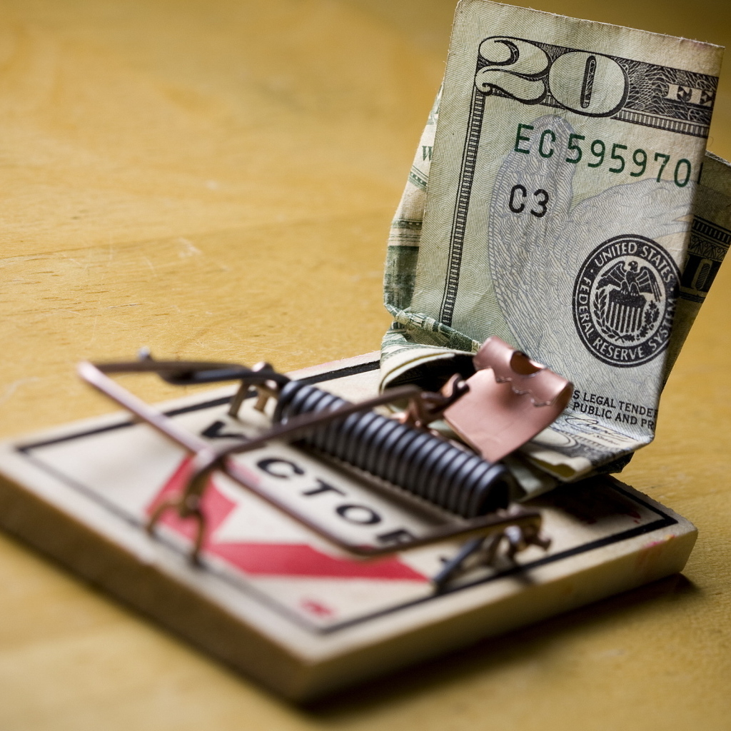 Купюра доллара в мышеловке