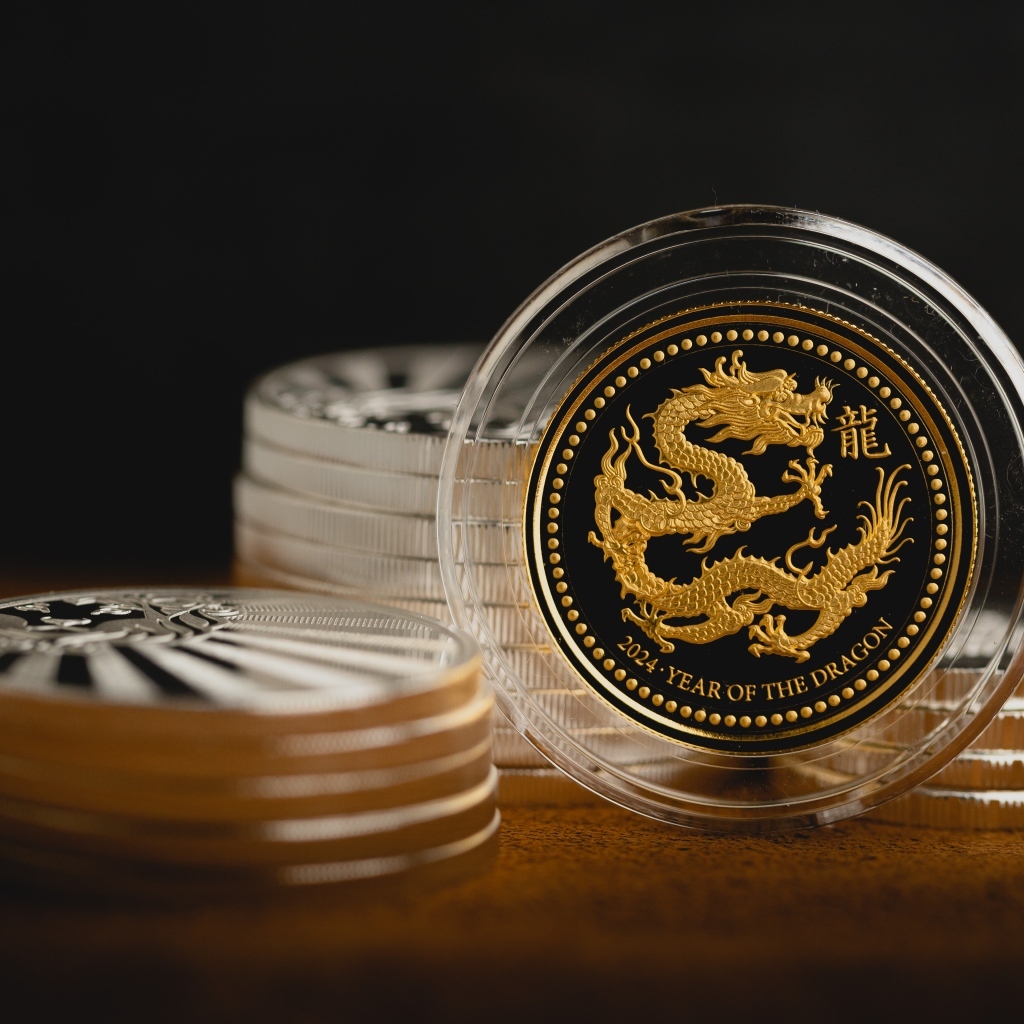 Монета с драконом на столе 