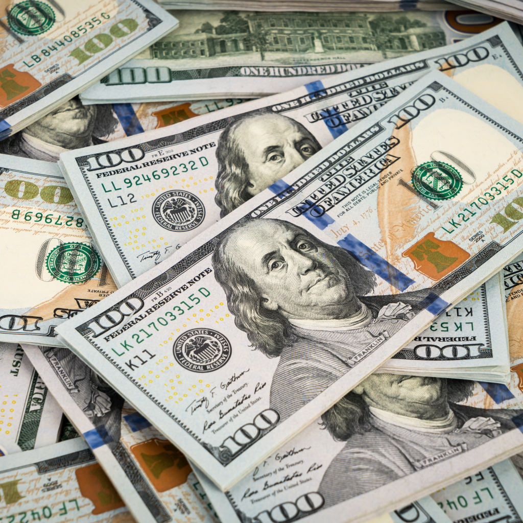 Много купюр долларов вблизи