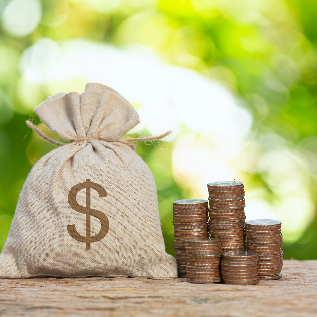 Мешок с деньгами на столе с монетами