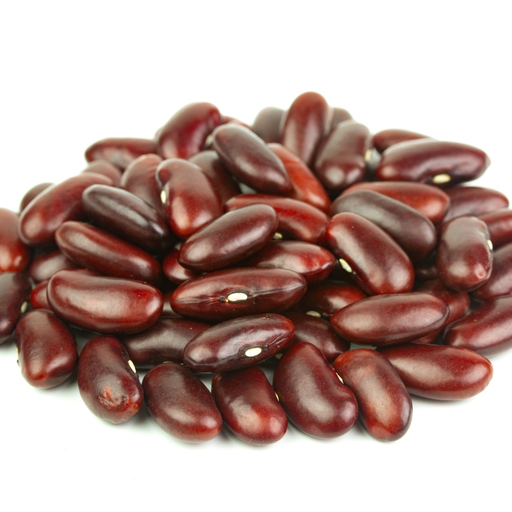 Горка красной фасоли на белом фоне