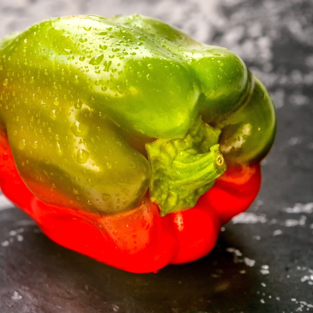 Болгарский перец в каплях воды
