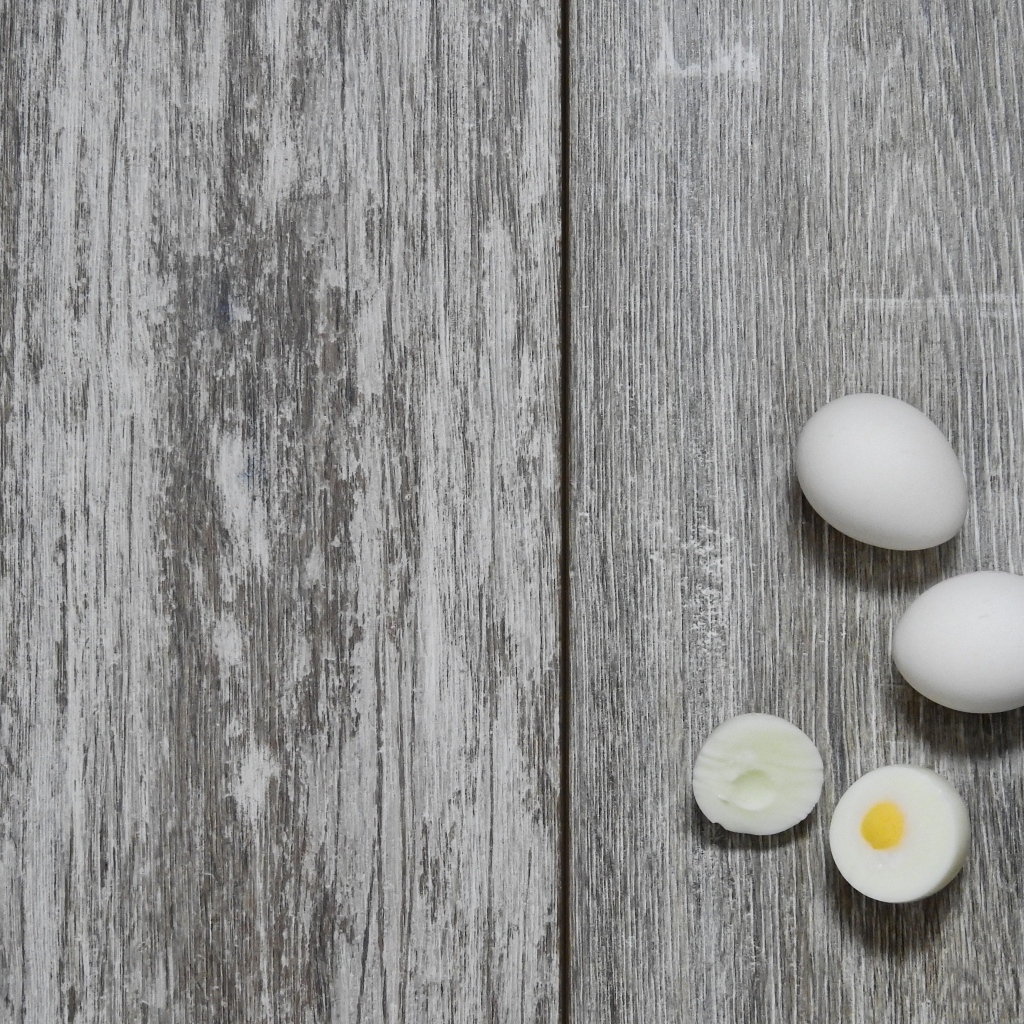 Вареные яйца на деревянном фоне