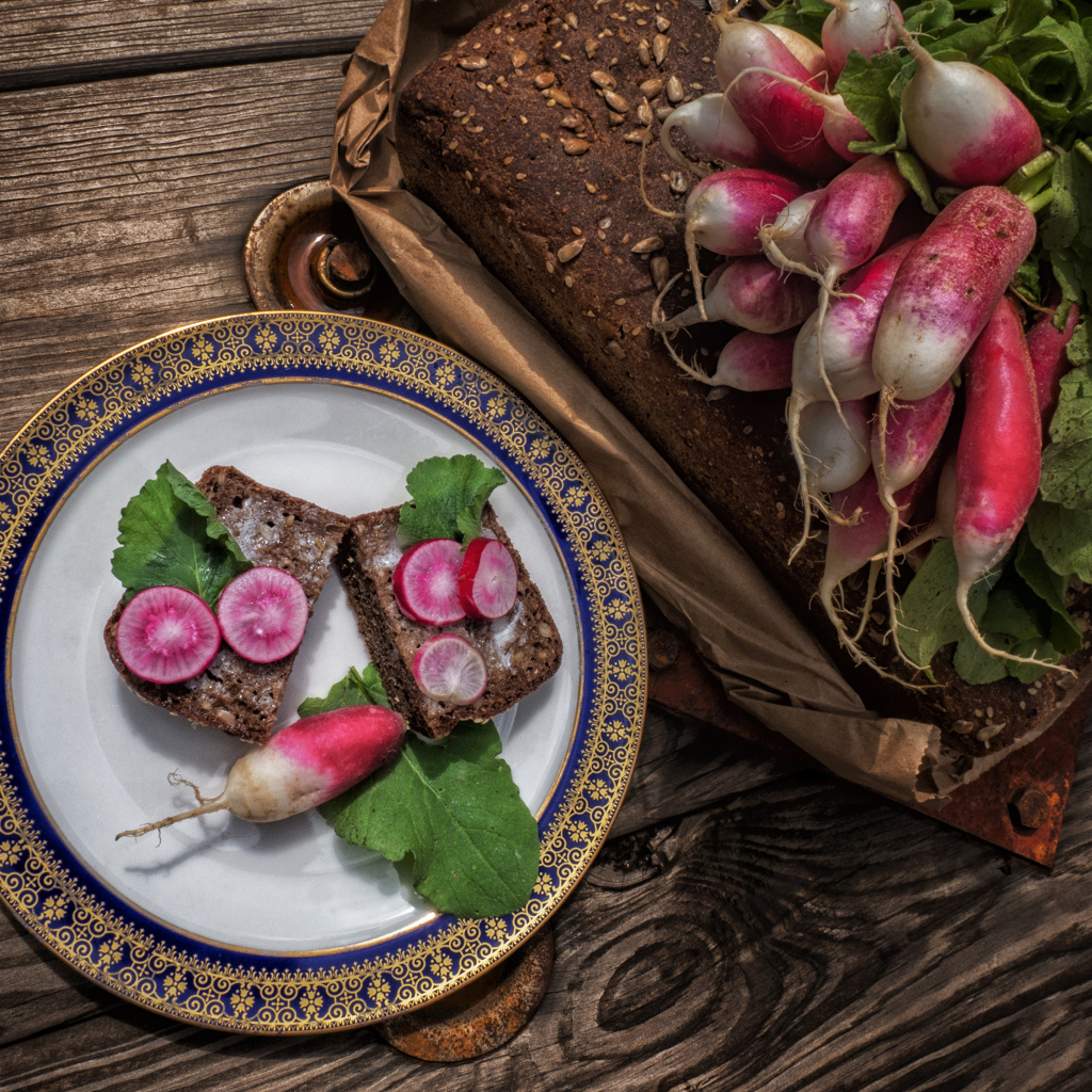 Хлеб с редисом на тарелке