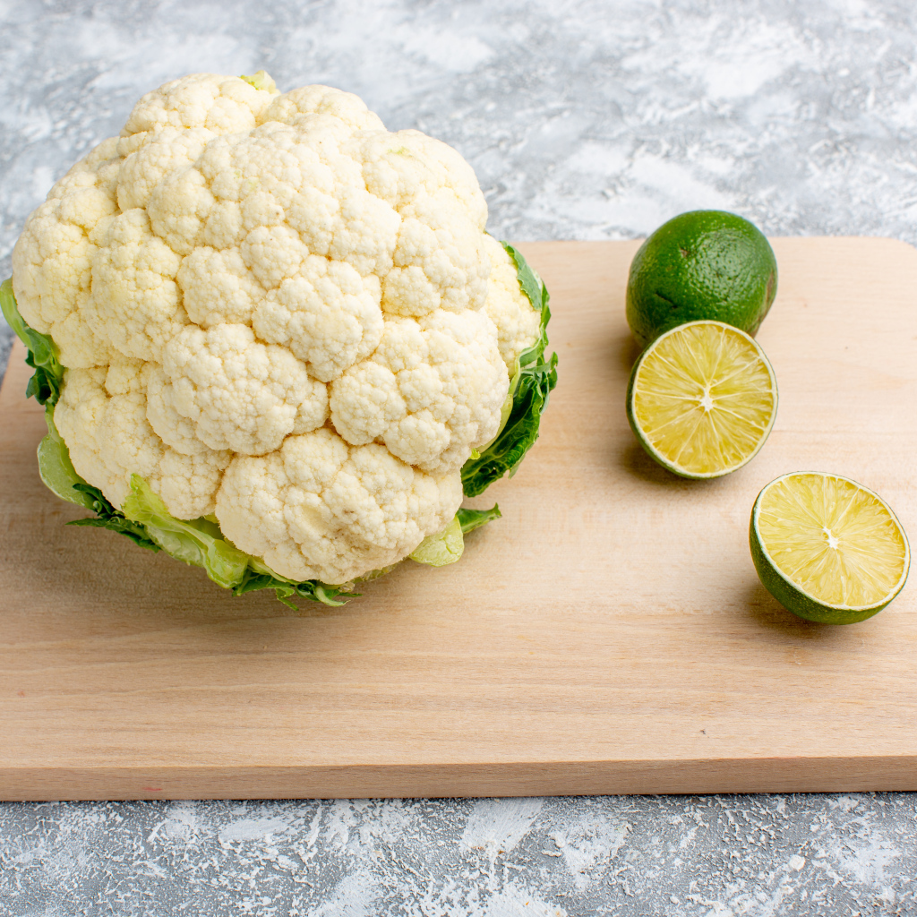 Цветная капуста с кусочками лайма на доске