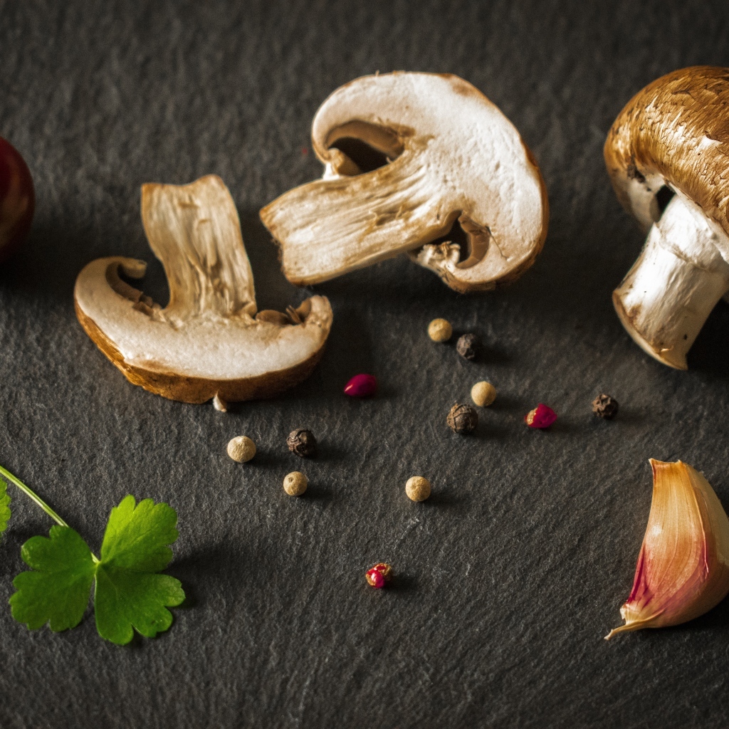 Шампиньоны со специями на столе