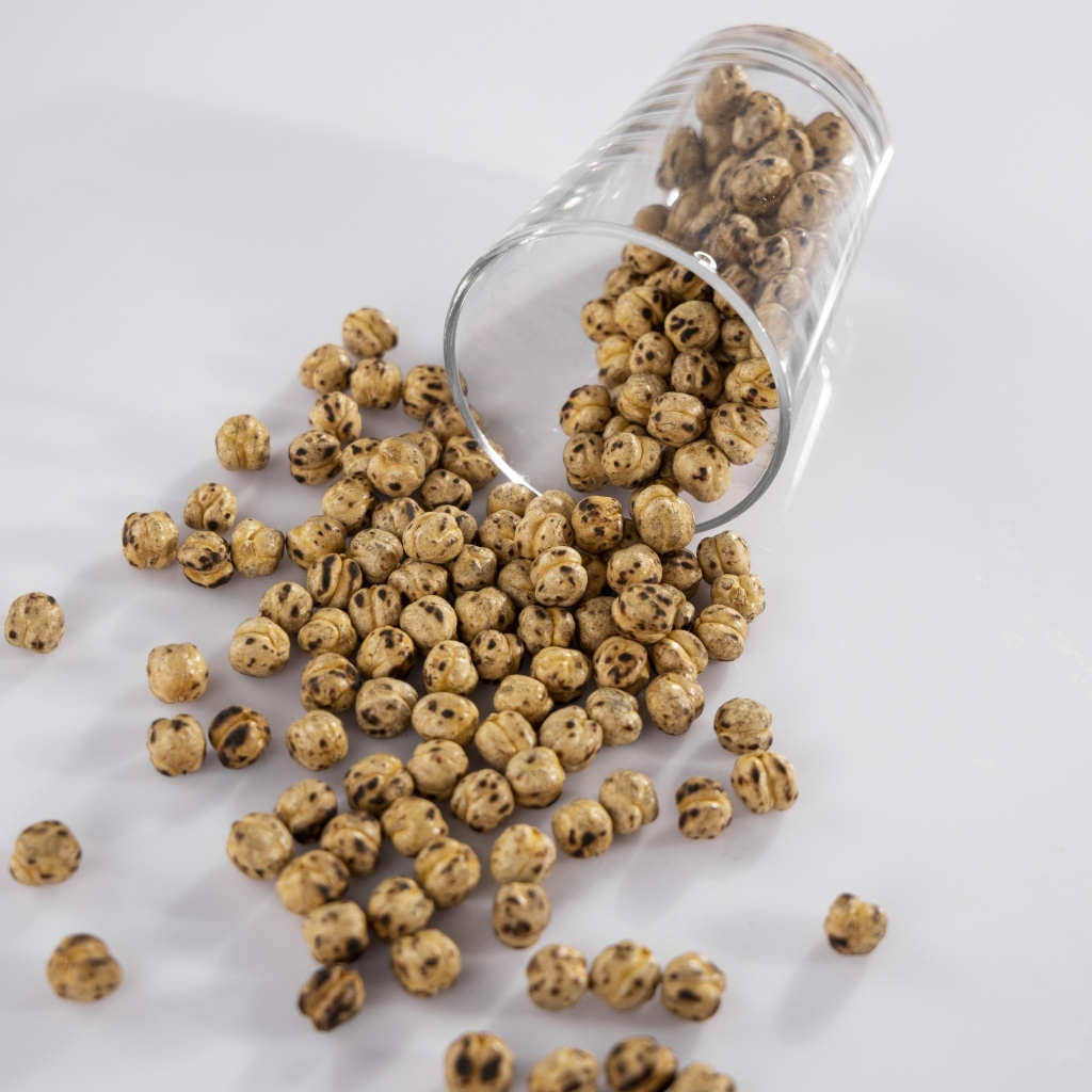 Нут со стаканом на сером столе