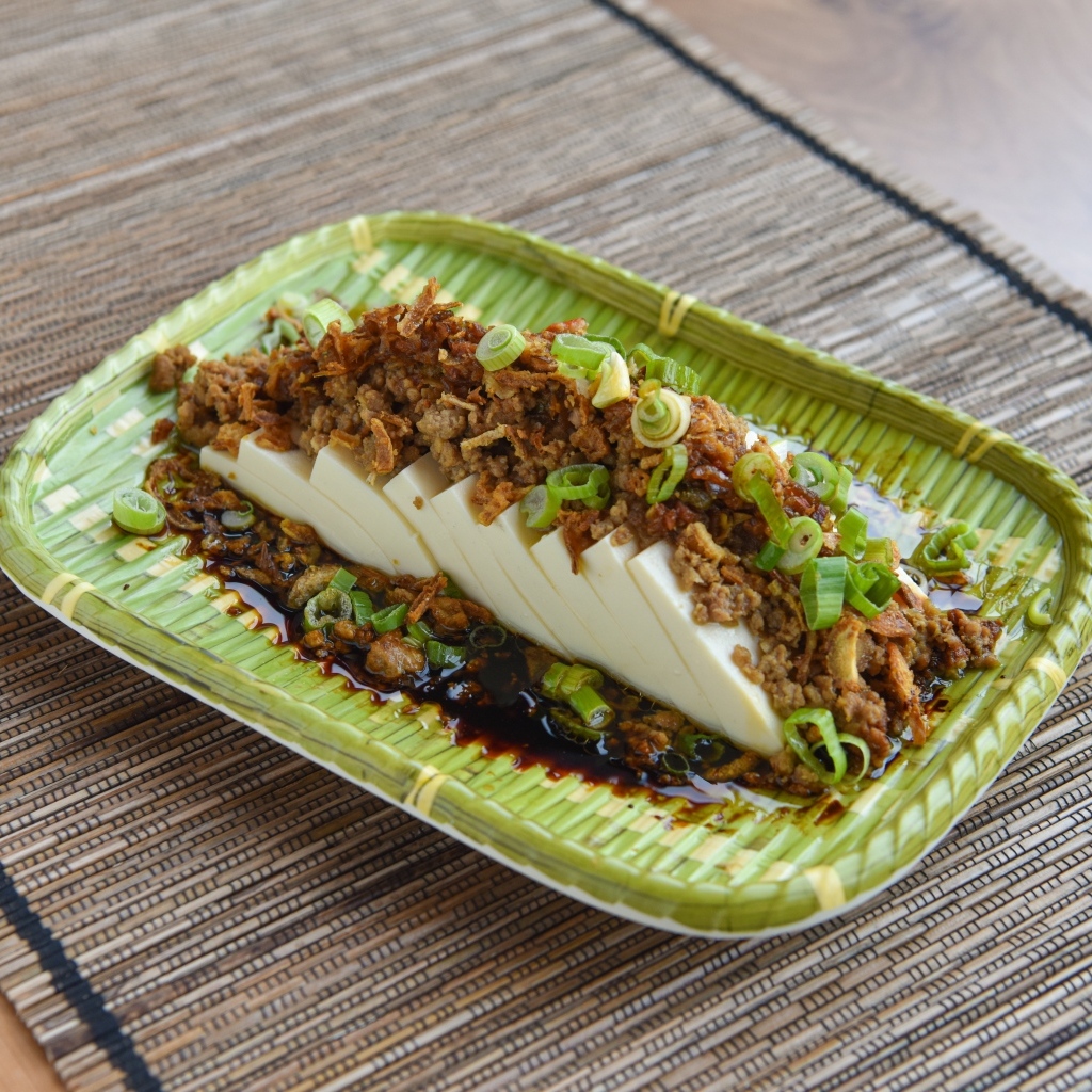 Китайское блюдо в тарелке на столе