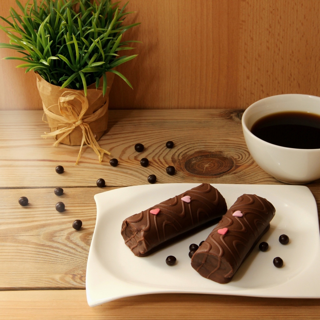 Шоколадные батончики на столе с кофе