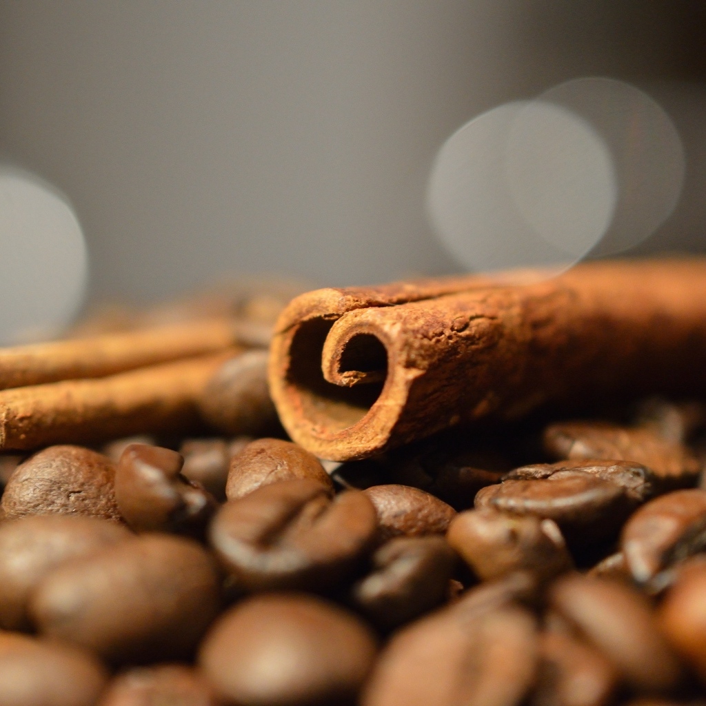 Корица с кофейными зернами на столе