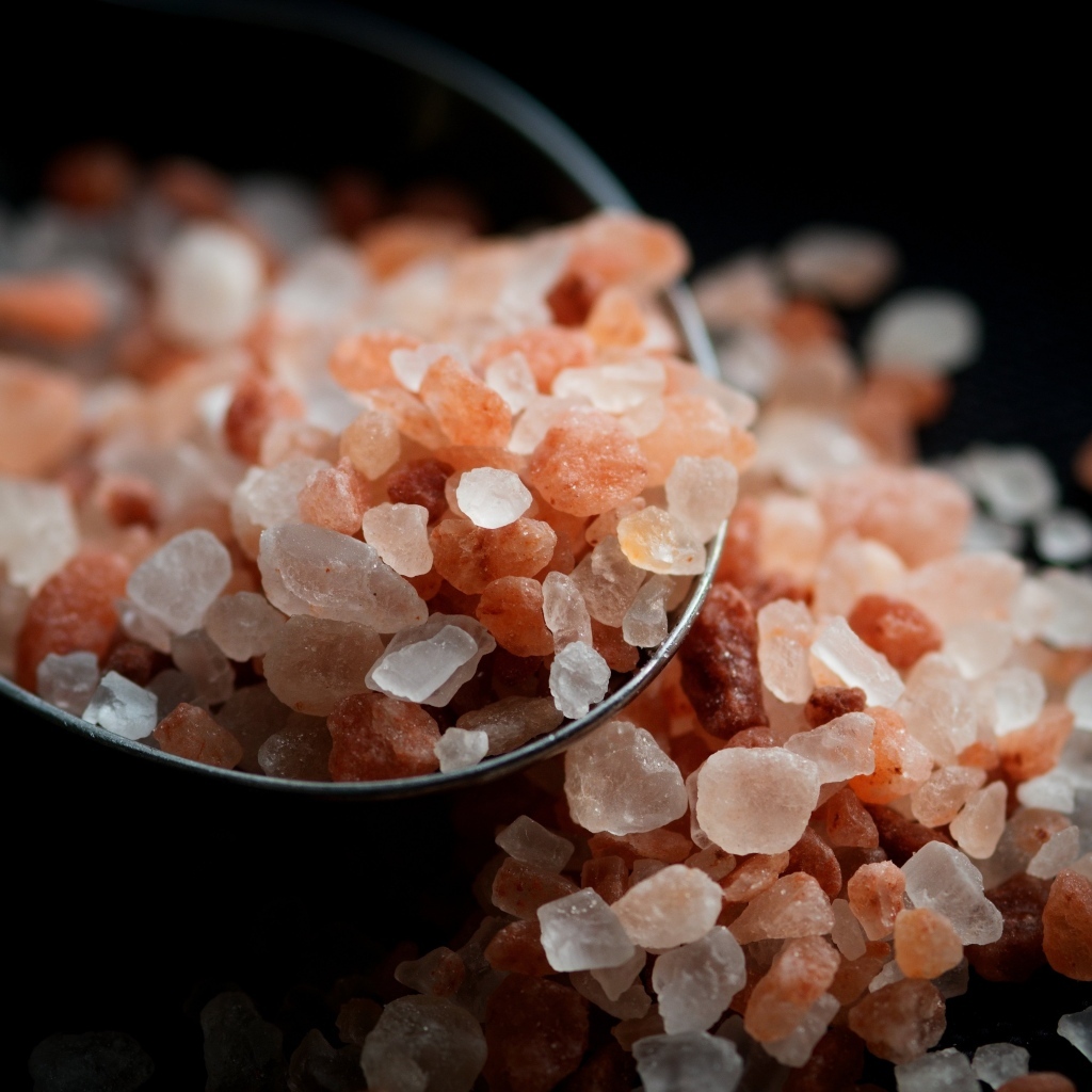 Крупная ароматная соль на ложке
