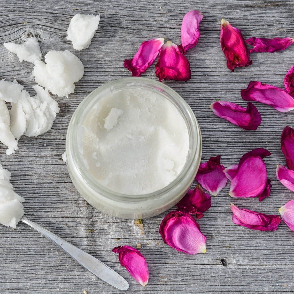 Кокосовое масло с лепестками роз