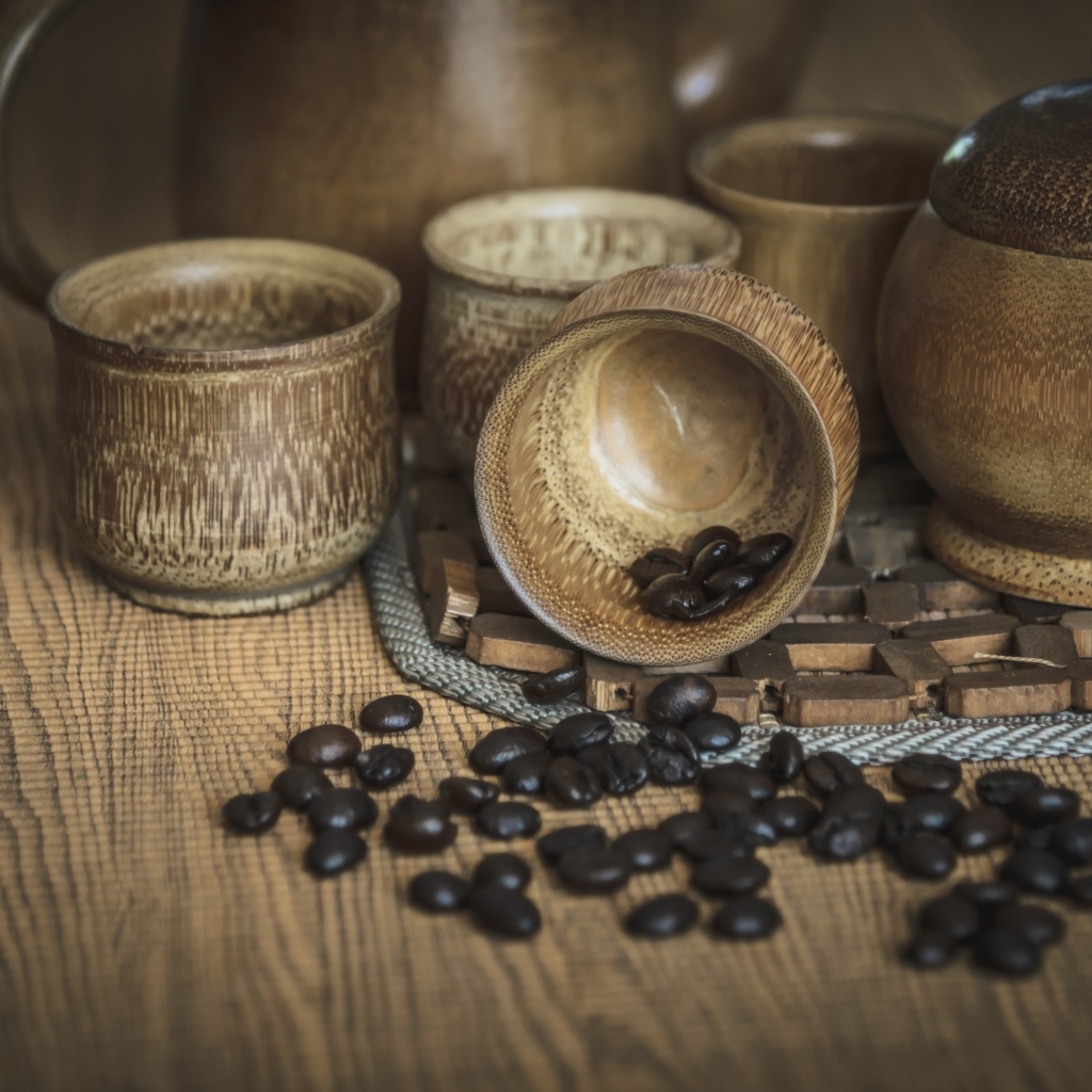 Кофейные зерна с посудой на столе