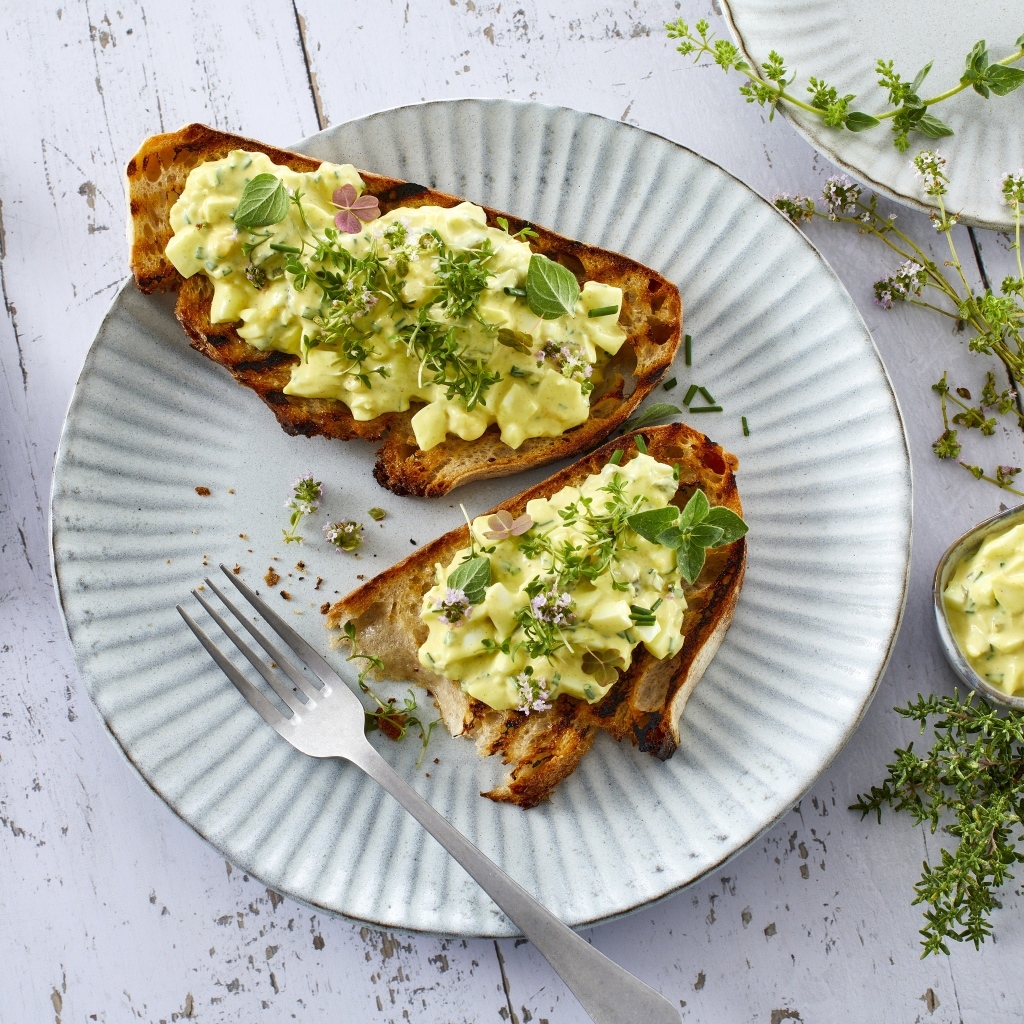 Гренки с кремом и зеленью на тарелке