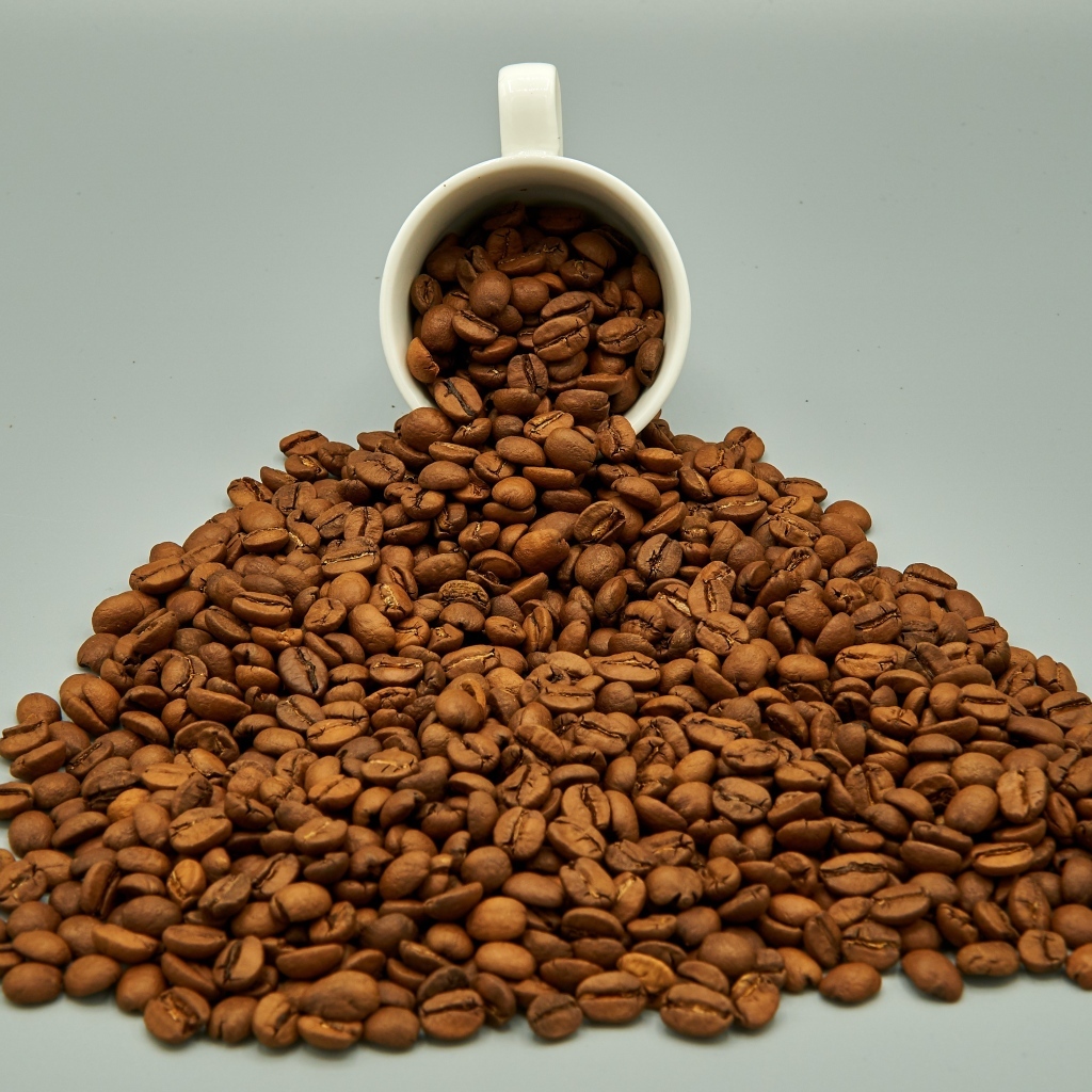Чашка с горкой кофейных зерен