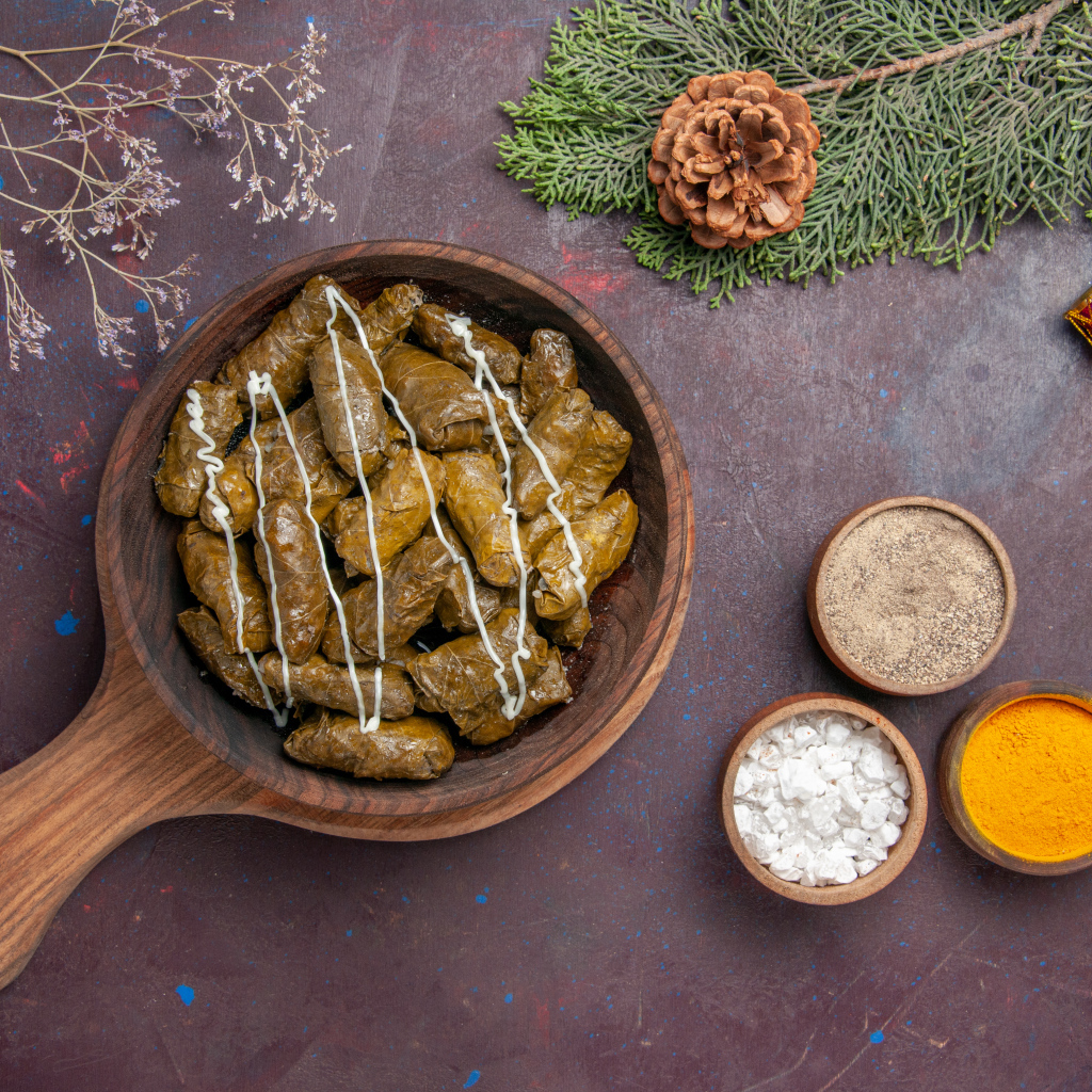 Долма на столе со специями