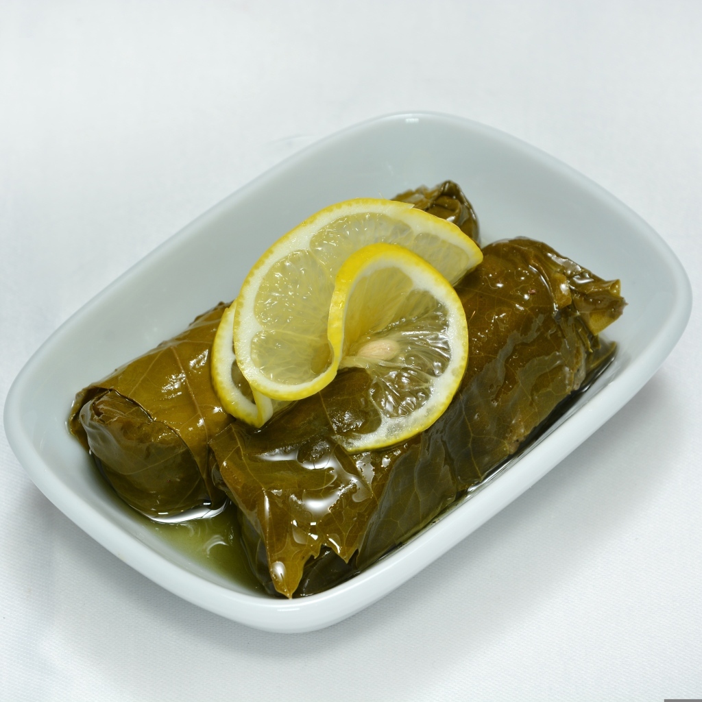 Долма с лимоном в тарелке