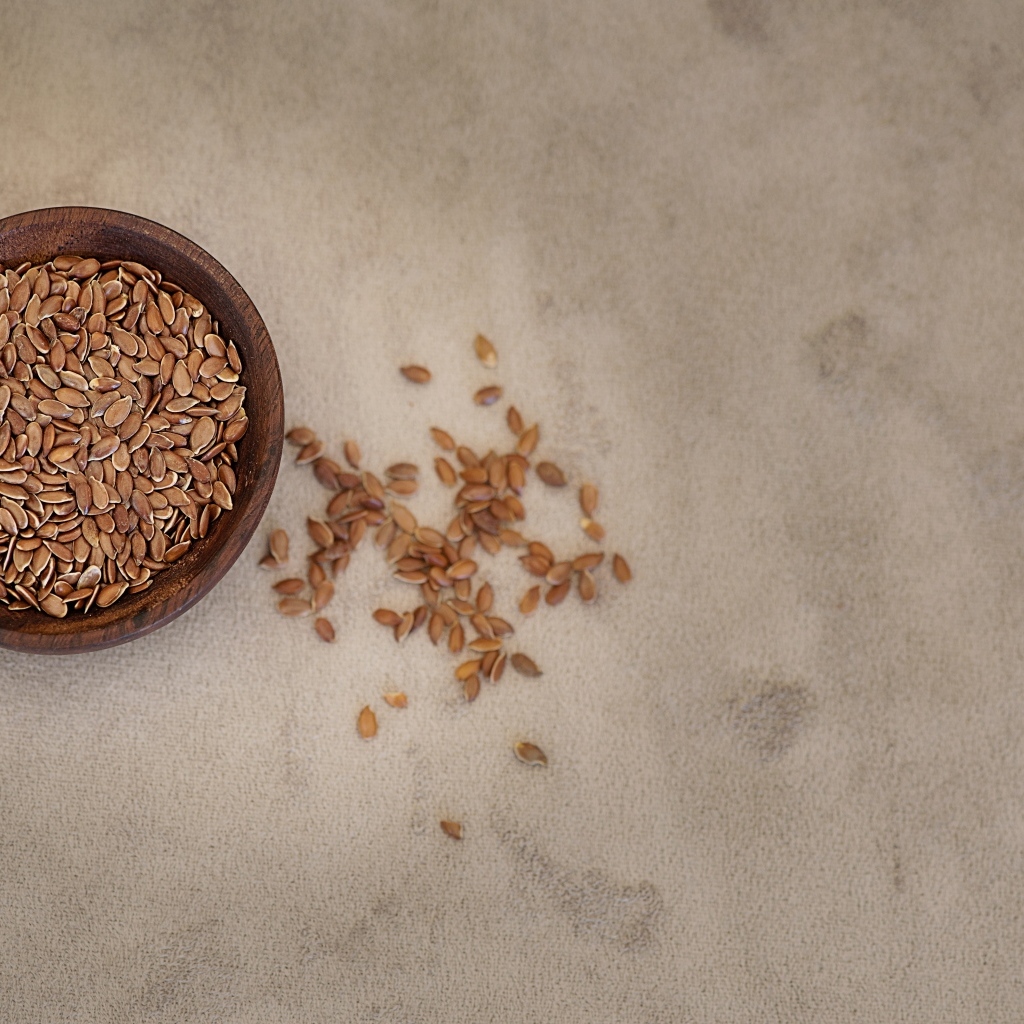 Семя льна на столе