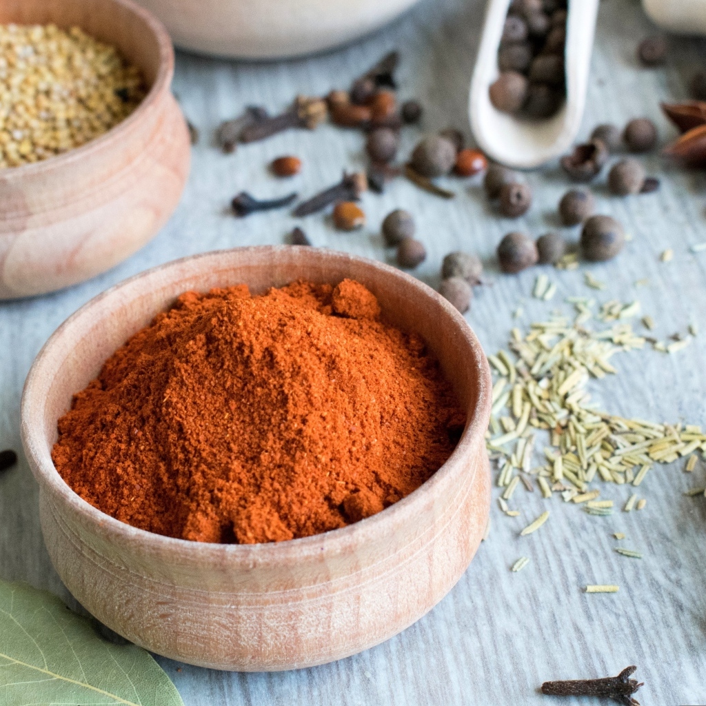 Ароматная куркума на столе со специями