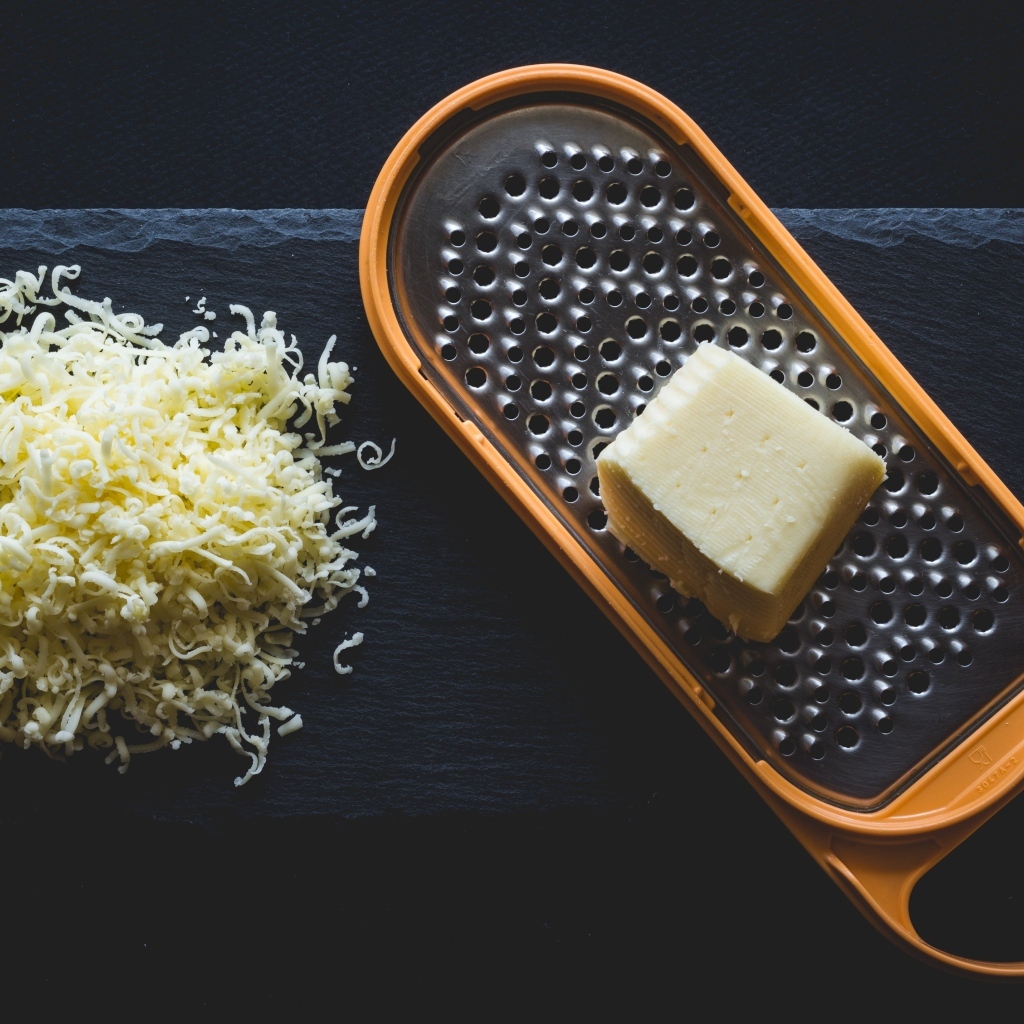 Тертый сыр на черном столе