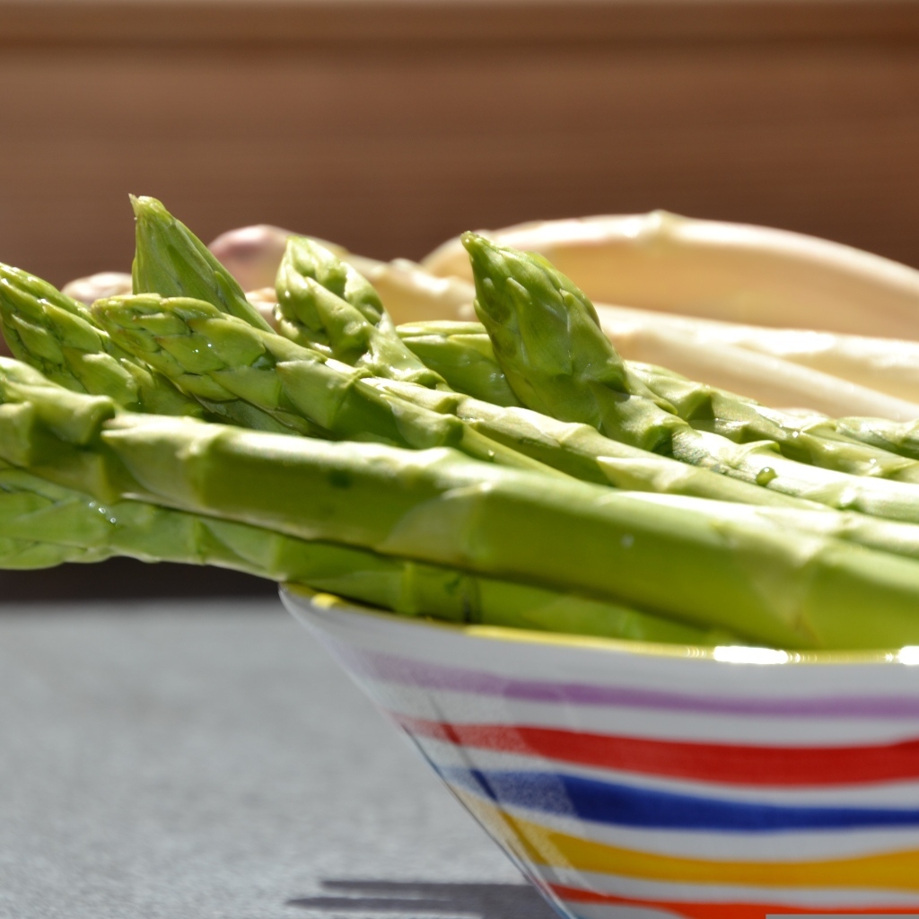 Зеленая спаржа в тарелке на столе