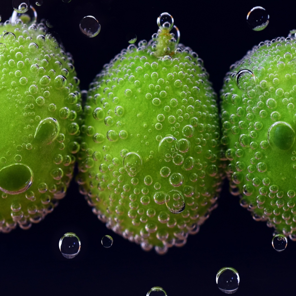 Зеленые оливки в пузырях в воде