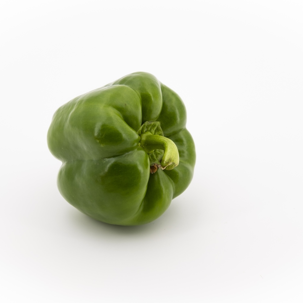 Зеленая паприка на белом фоне