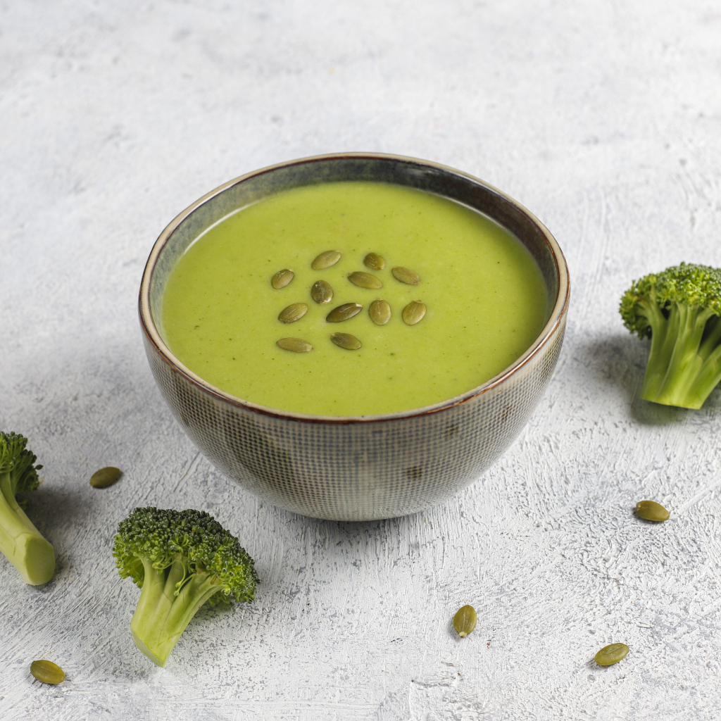 Зеленый суп с семечками и брокколи