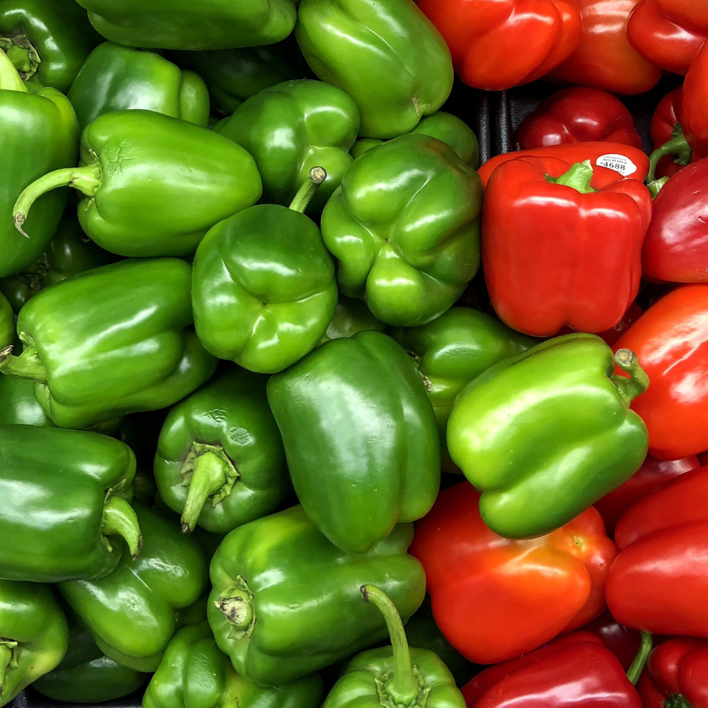 Большой красный и зеленый сладкий перец