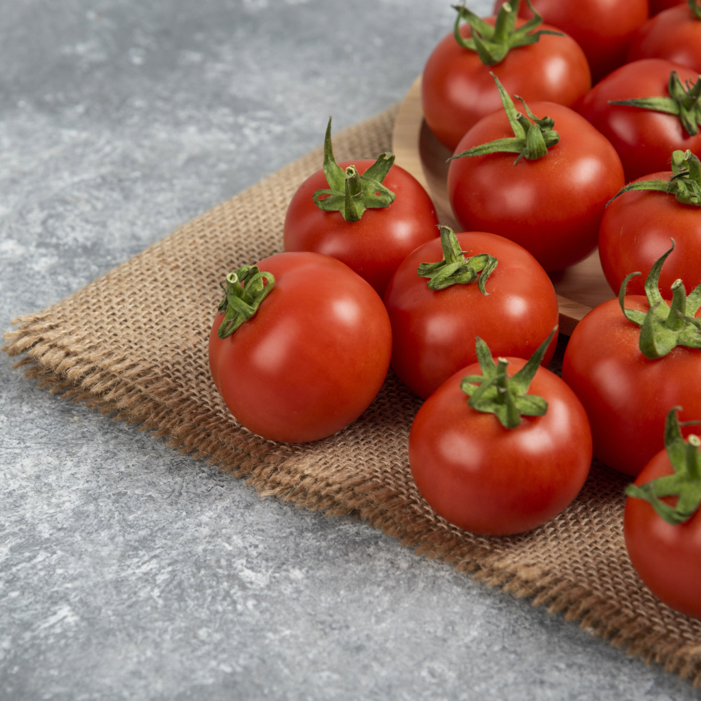 Большие круглые красные помидоры