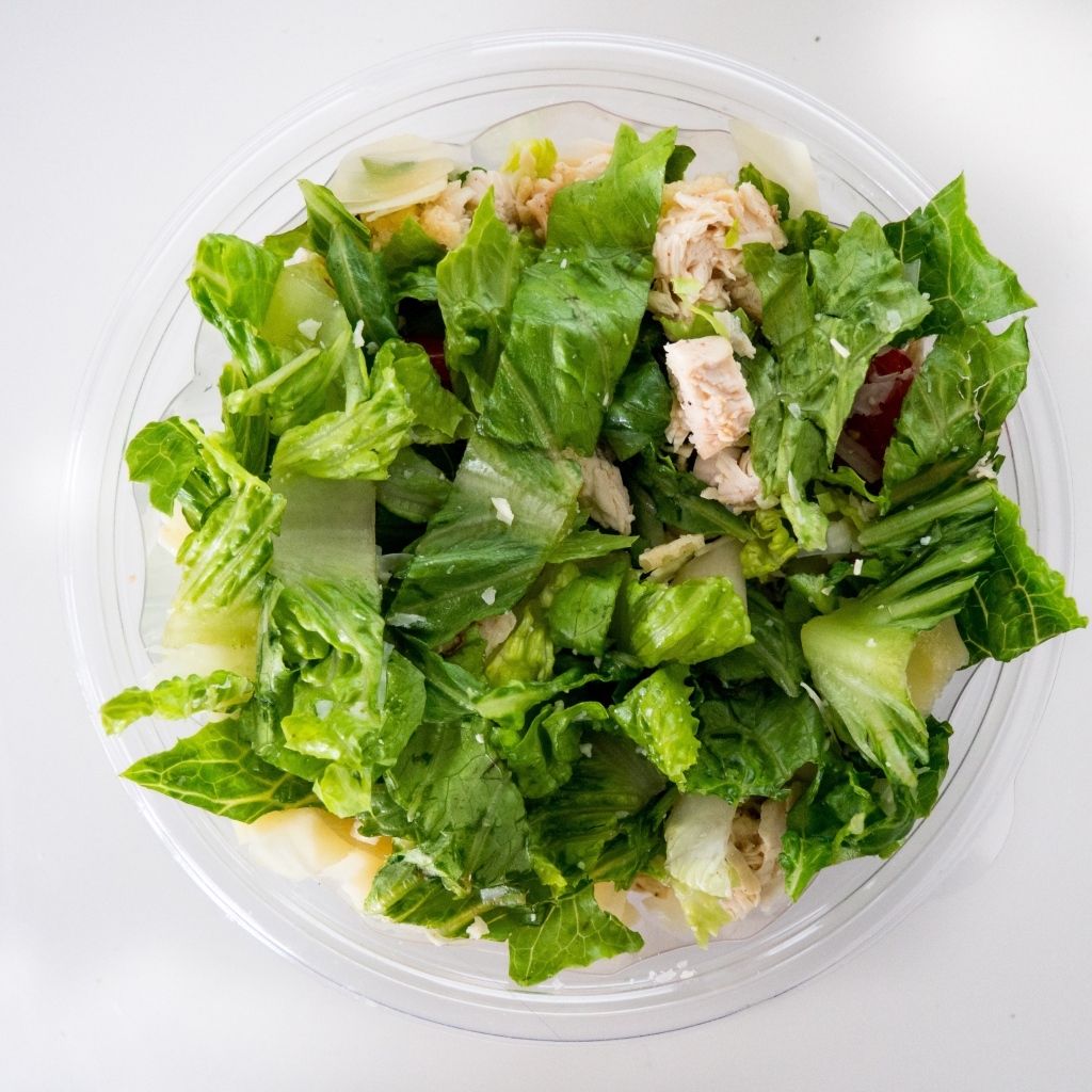 Лиственный салат с курицей в тарелке