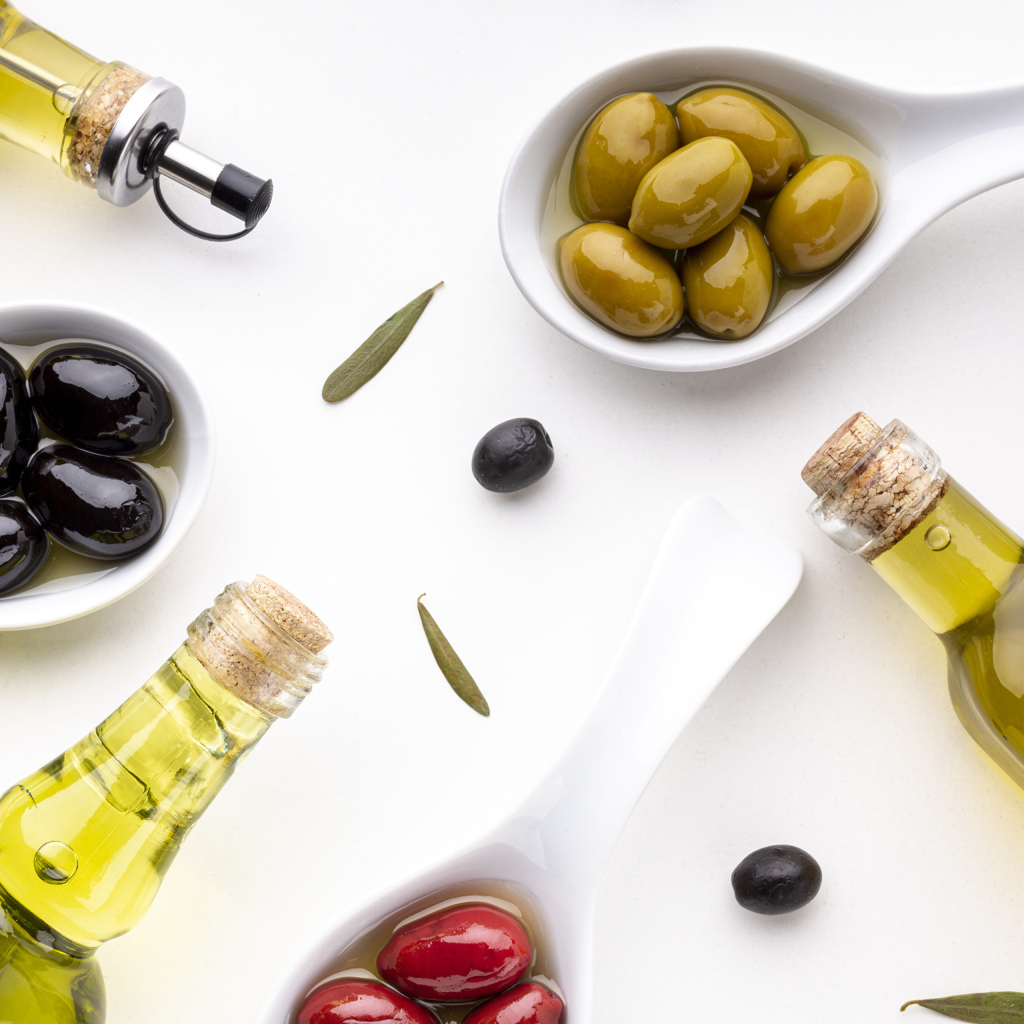 Масло с оливками на столе