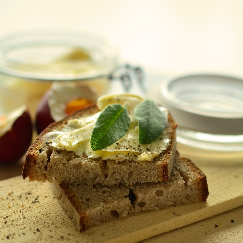 Кусочки хлеба с маслом на столе