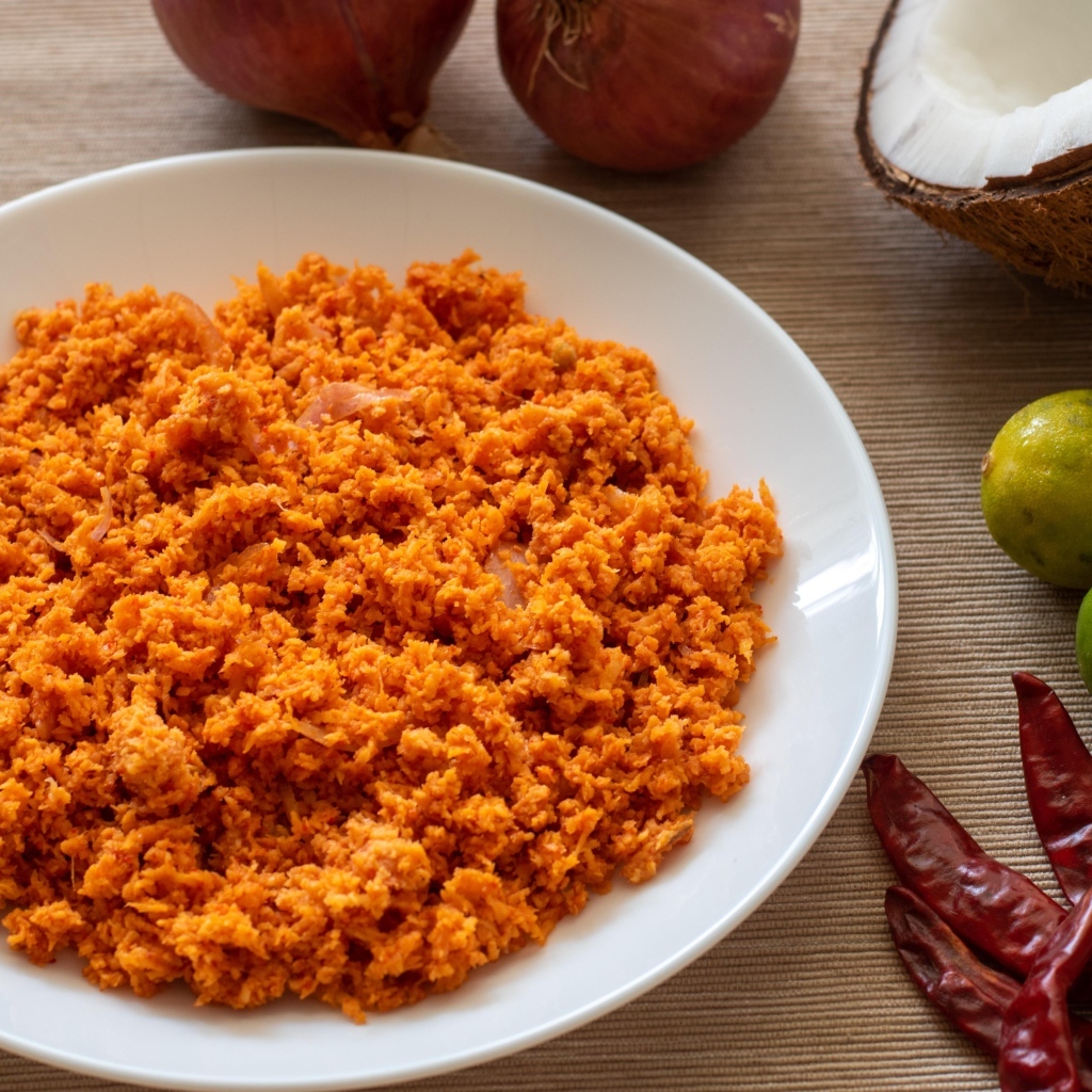 Тарелка острой еды с перцем чили на столе