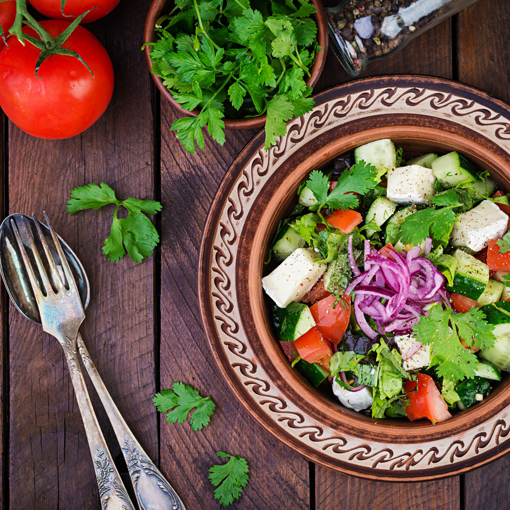 Тарелка вегетарианского салата в тарелке на столе