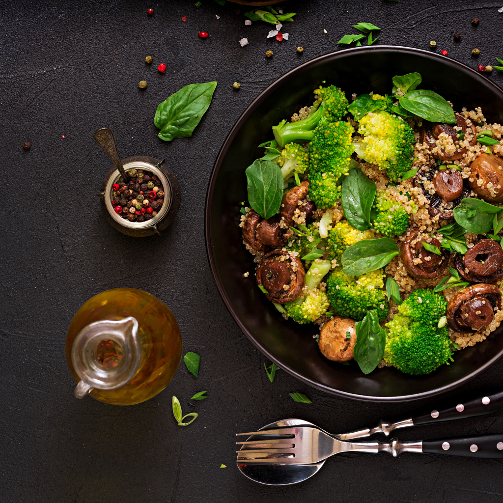 Каша с овощами и грибами в сковороде на столе