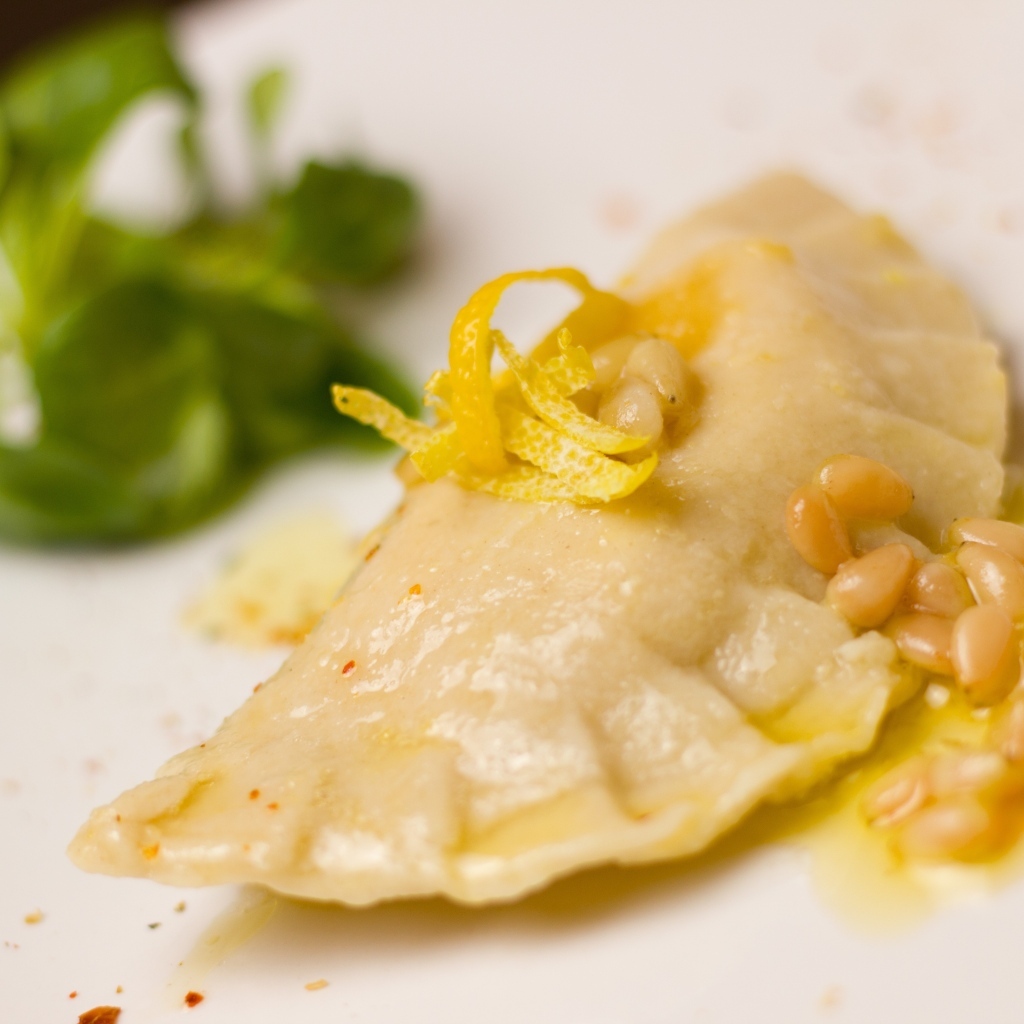 Равиоли на тарелке с зеленью