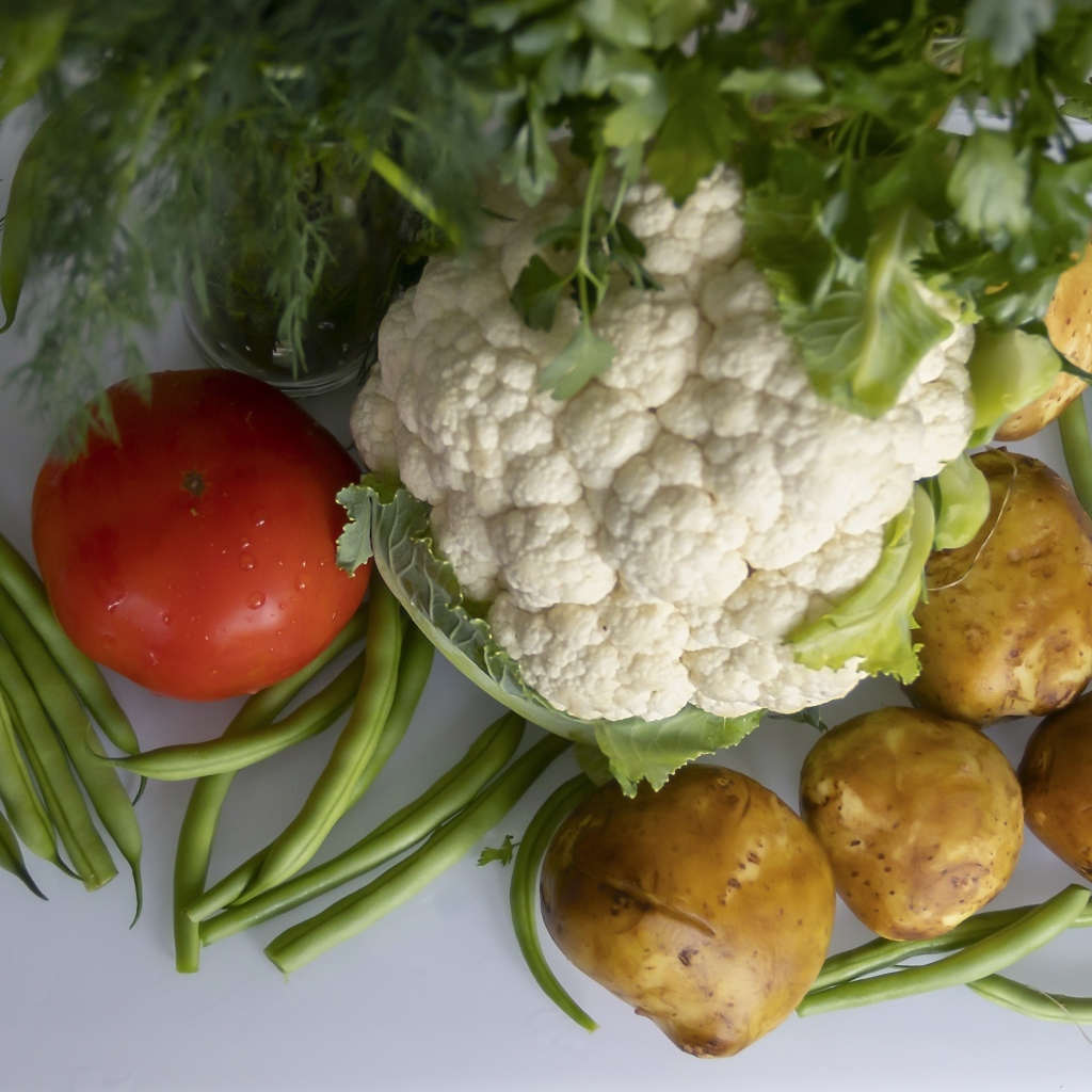 Сырые полезные овощи на сером столе