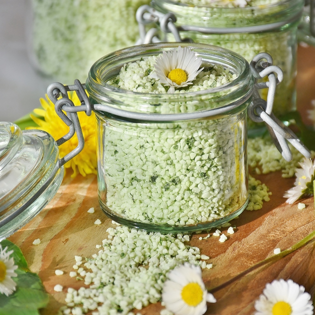 Соль в банке с цветами ромашки