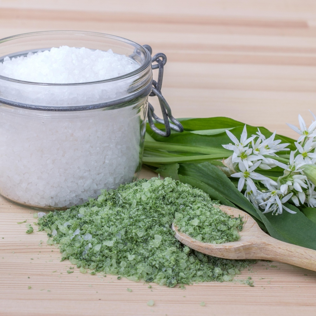 Соль с черемшой на деревянном столе