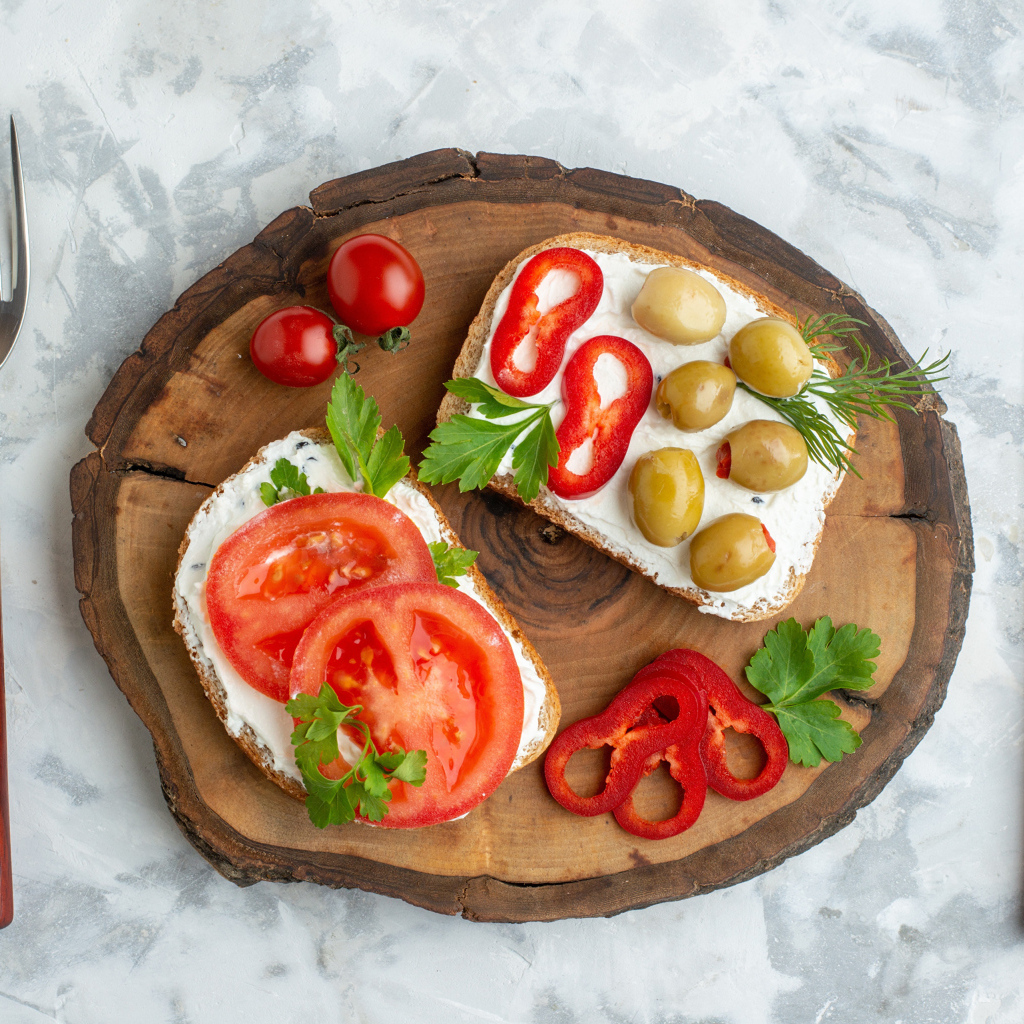 Бутерброды с сыром, оливками и кусочками помидора