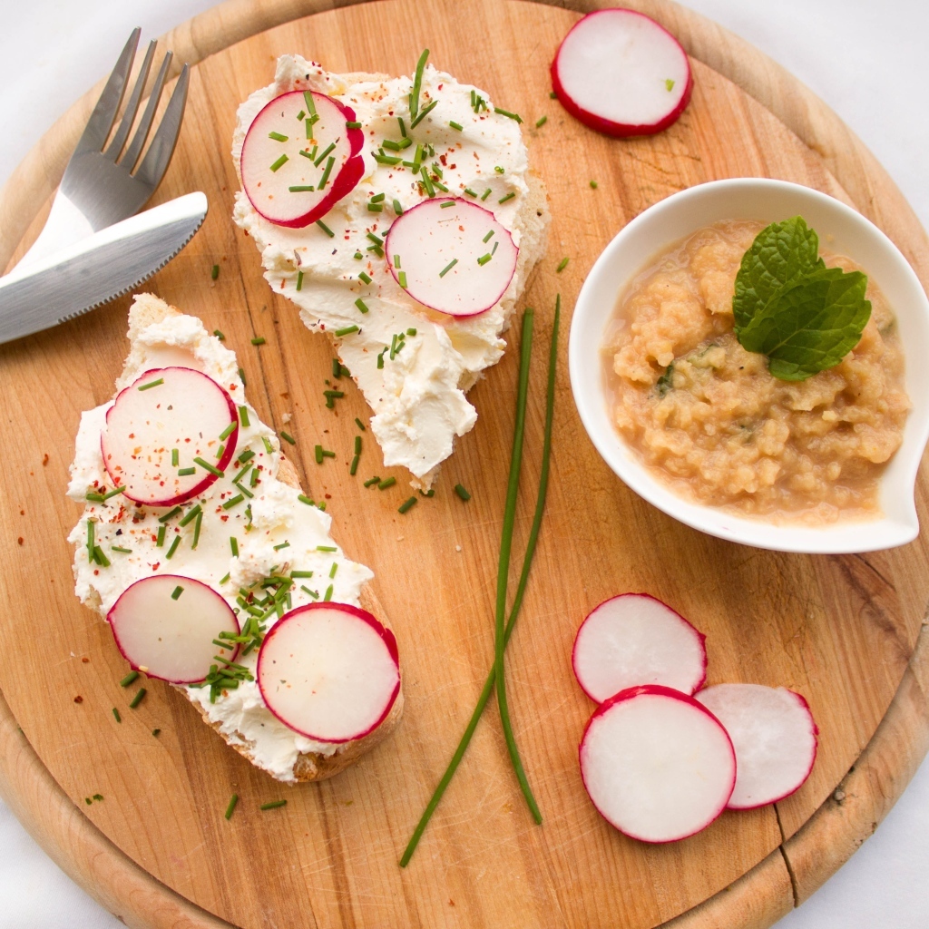 Бутерброды с сыром и редисом