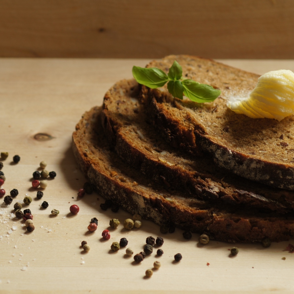Нарезанный хлеб с маслом и перцем на столе