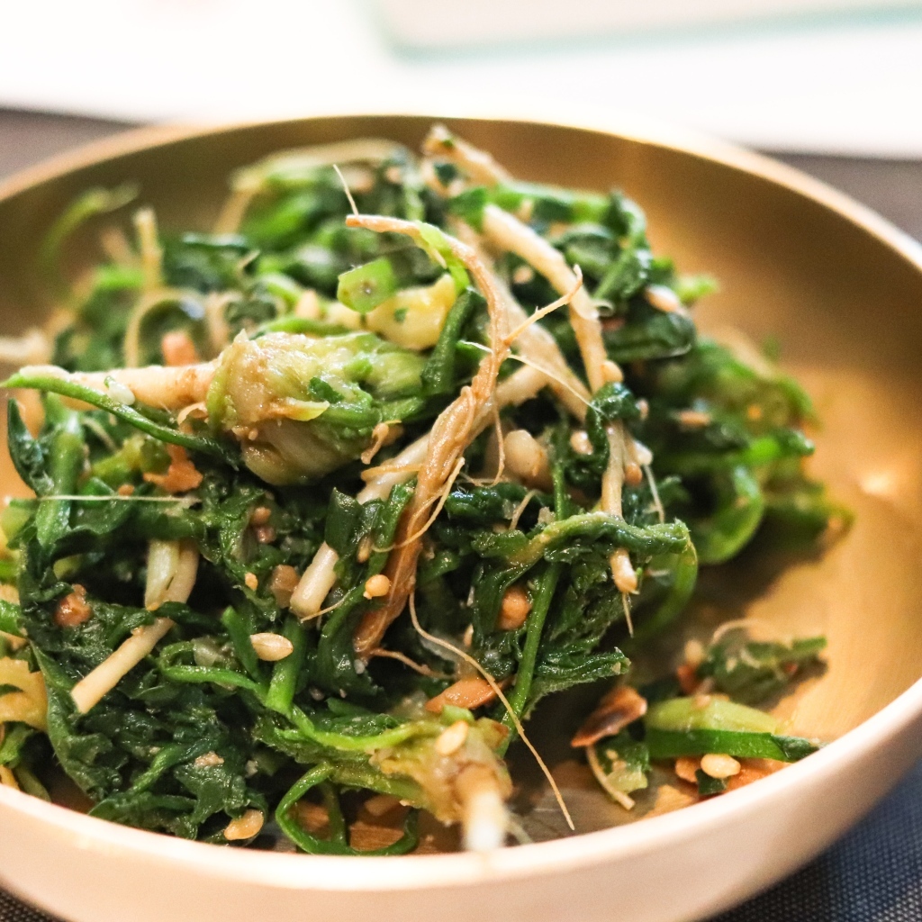 Острый корейский салат в тарелке