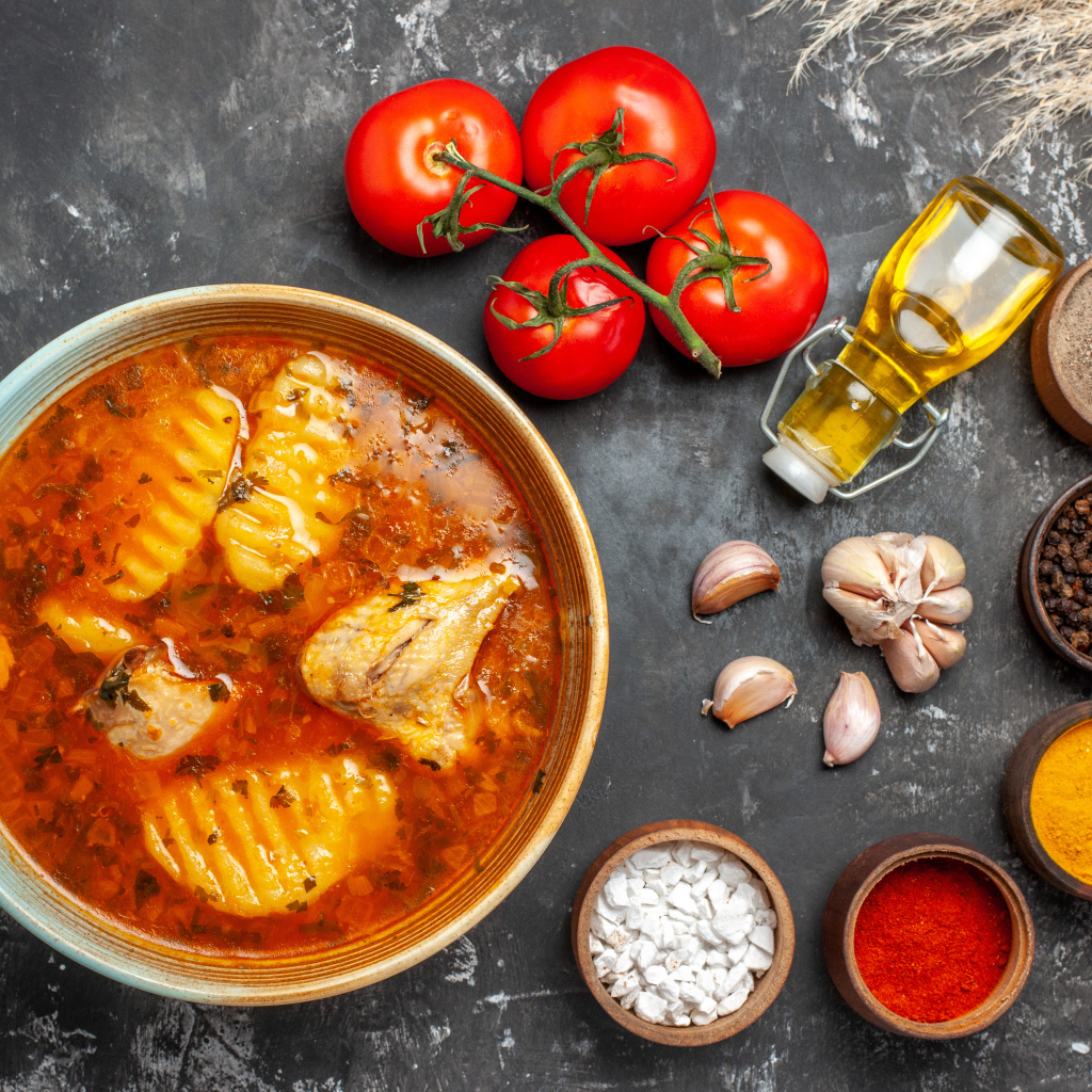 Острый суп с курицей на столе со специями