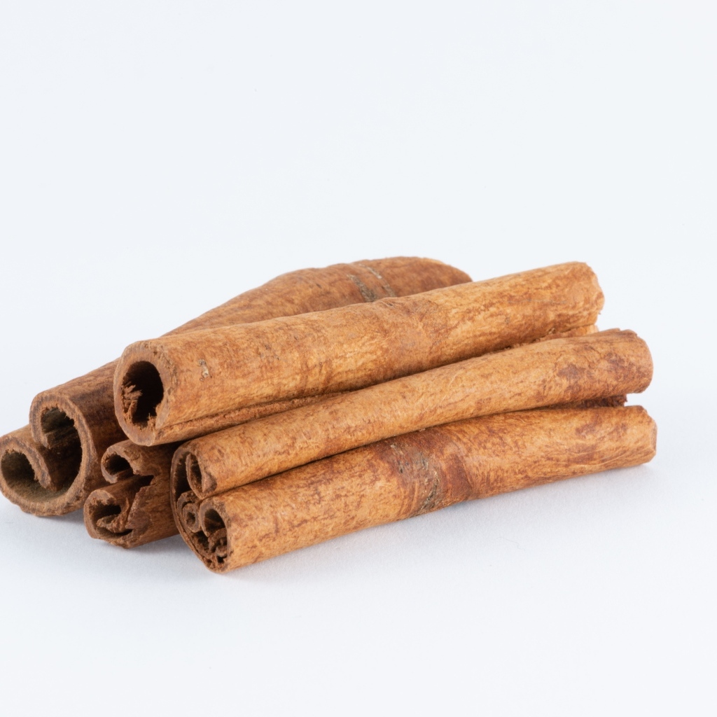 Пряная корица на сером фоне