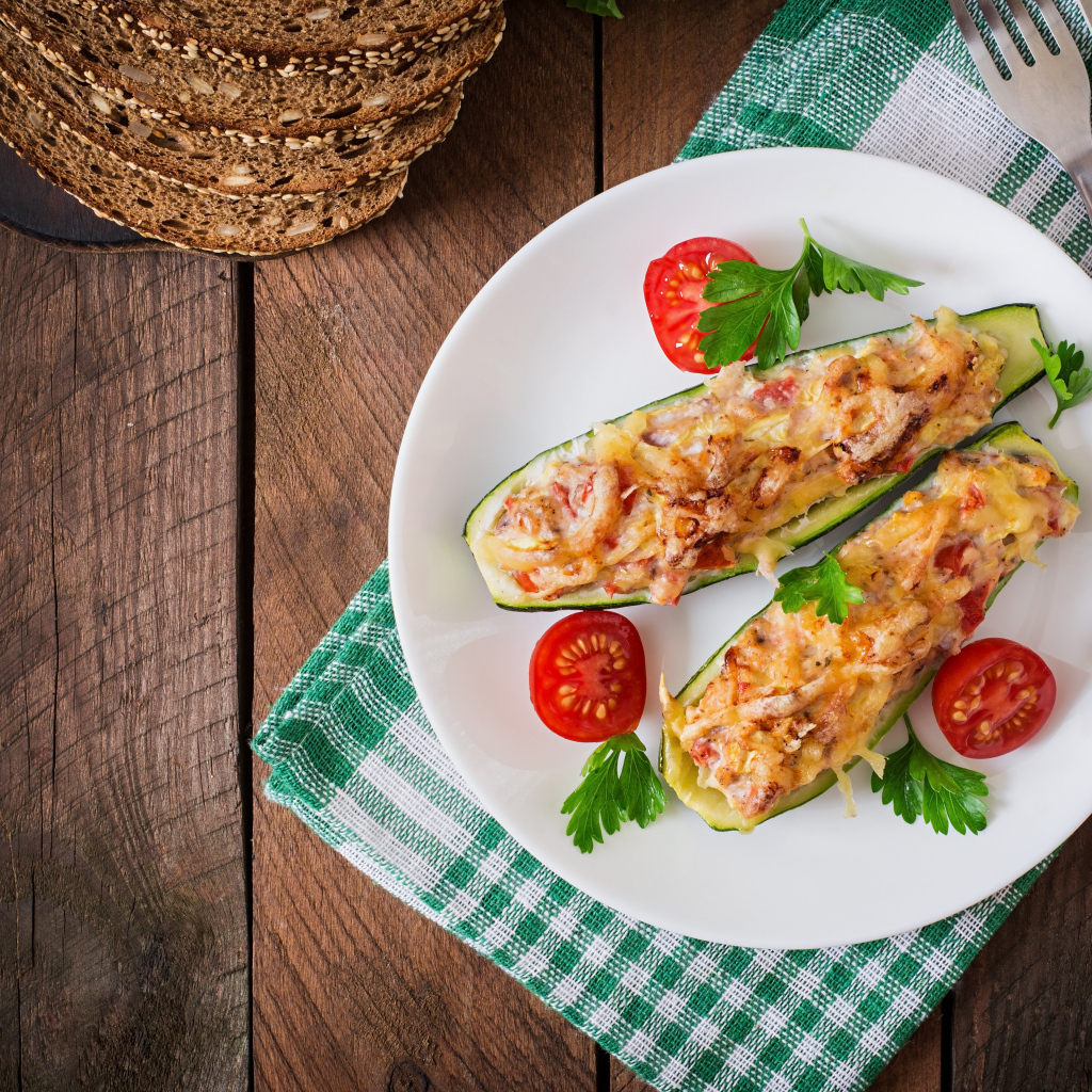 Фаршированные запеченные кабачки на тарелке